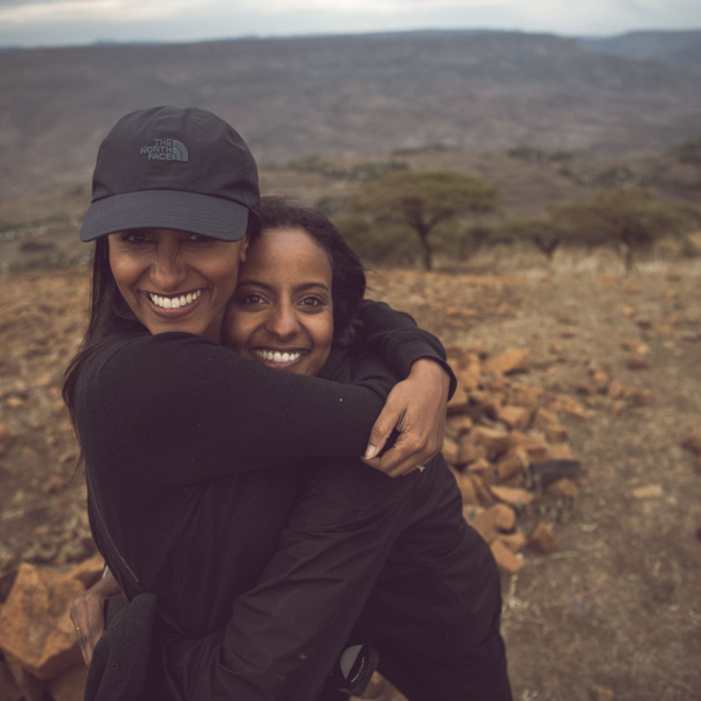 Sara Nuru mit ihrer Schwester Sali in Äthiopien