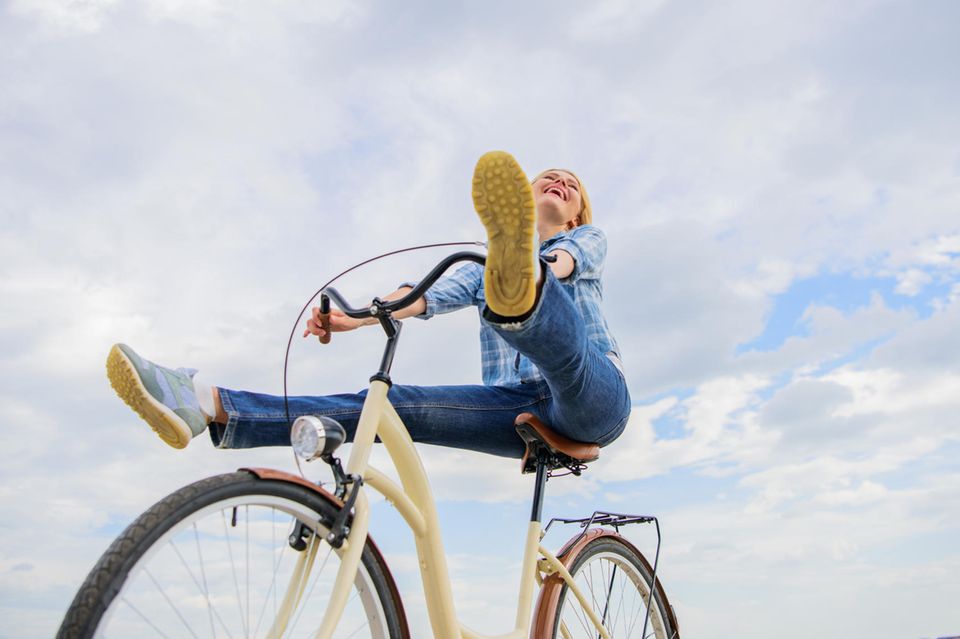 AEG-Methode: Eine fröhliche Frau auf einem Fahrrad