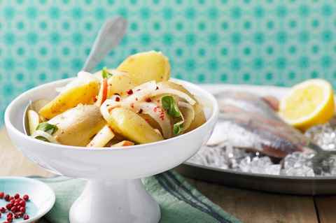 Marinierte Kartoffeln mit Apfelstreifen