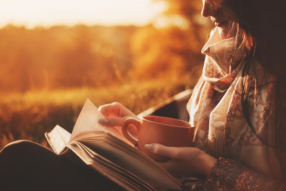 Sonntagsblues: Frau liest ein Buch