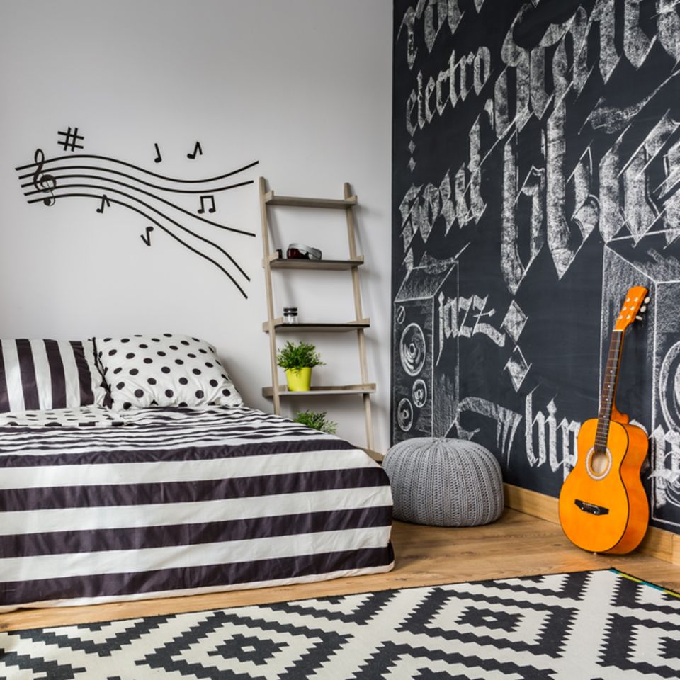 Wand streichen Ideen: Jugendzimmer mit Gitarre und Tafel an der Wand