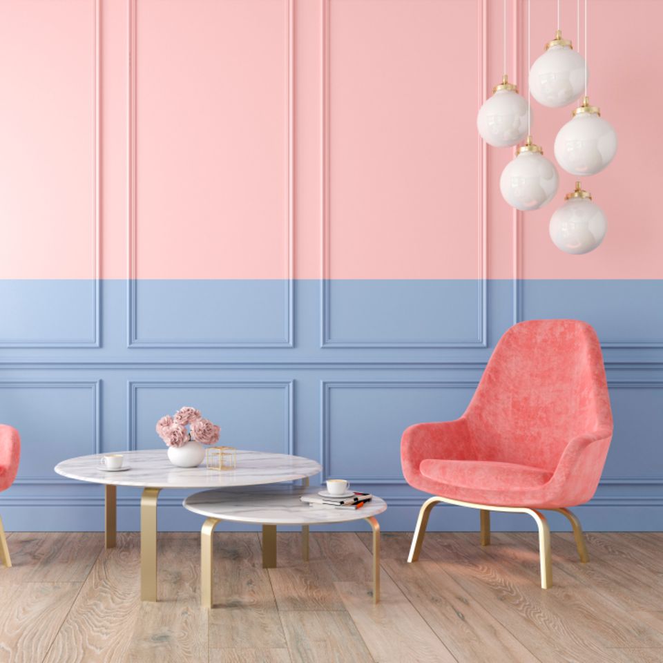 Wand streichen Ideen: Blau-rosafarbene Wand davor Sessel, Tisch und Lampe