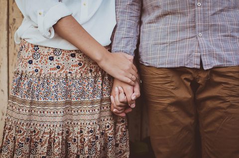 Whisper: Ein Ehepaar hält Händchen