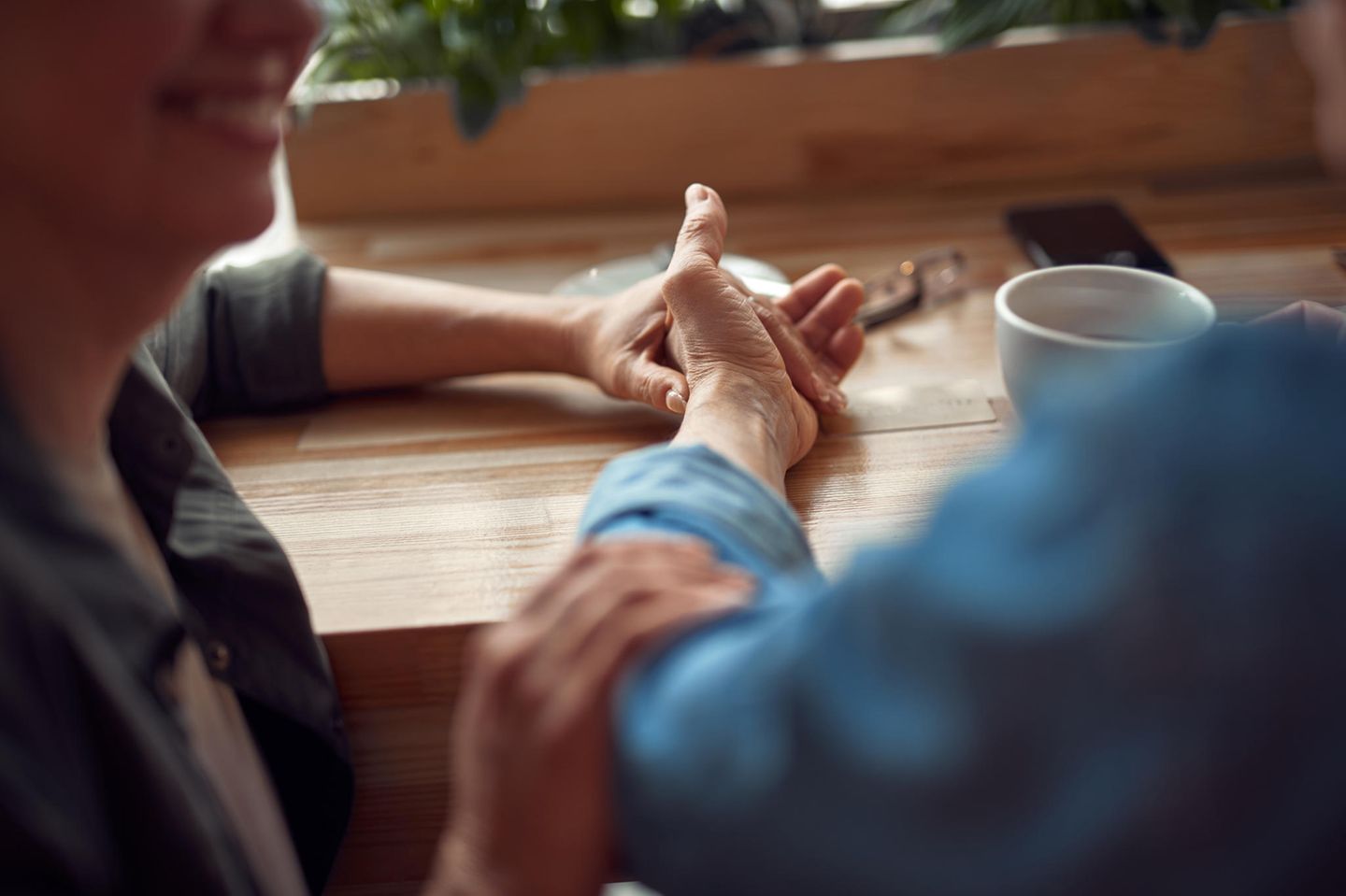 Umgang mit Alzheimer - wenn die Freundin plötzlich vergisst: Junge Dame hält älterer Dame die Hand