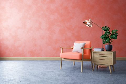 Wand streichen: Stuhl und Beistelltisch