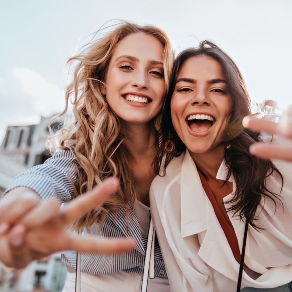 Diese 3 Sternzeichen wirken eindeutig jünger, als sie sind! Foto von zwei lächelnden Frauen