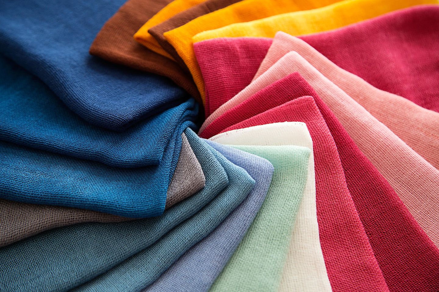 Kleidung färben: bunte Textilien