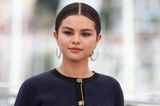 Moderne Frisuren: Selena Gomez mit Zopf und Cardigan