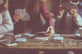 Liebeskummertipps der Redaktion: 3 Freundinnen beim Kartenspielen