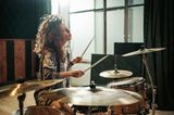 Liebeskummertipps der Redaktion: Eine Frau am Schlagzeug