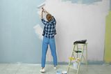 Liebeskummertipps der Redaktion: Eine Frau streicht eine Wand