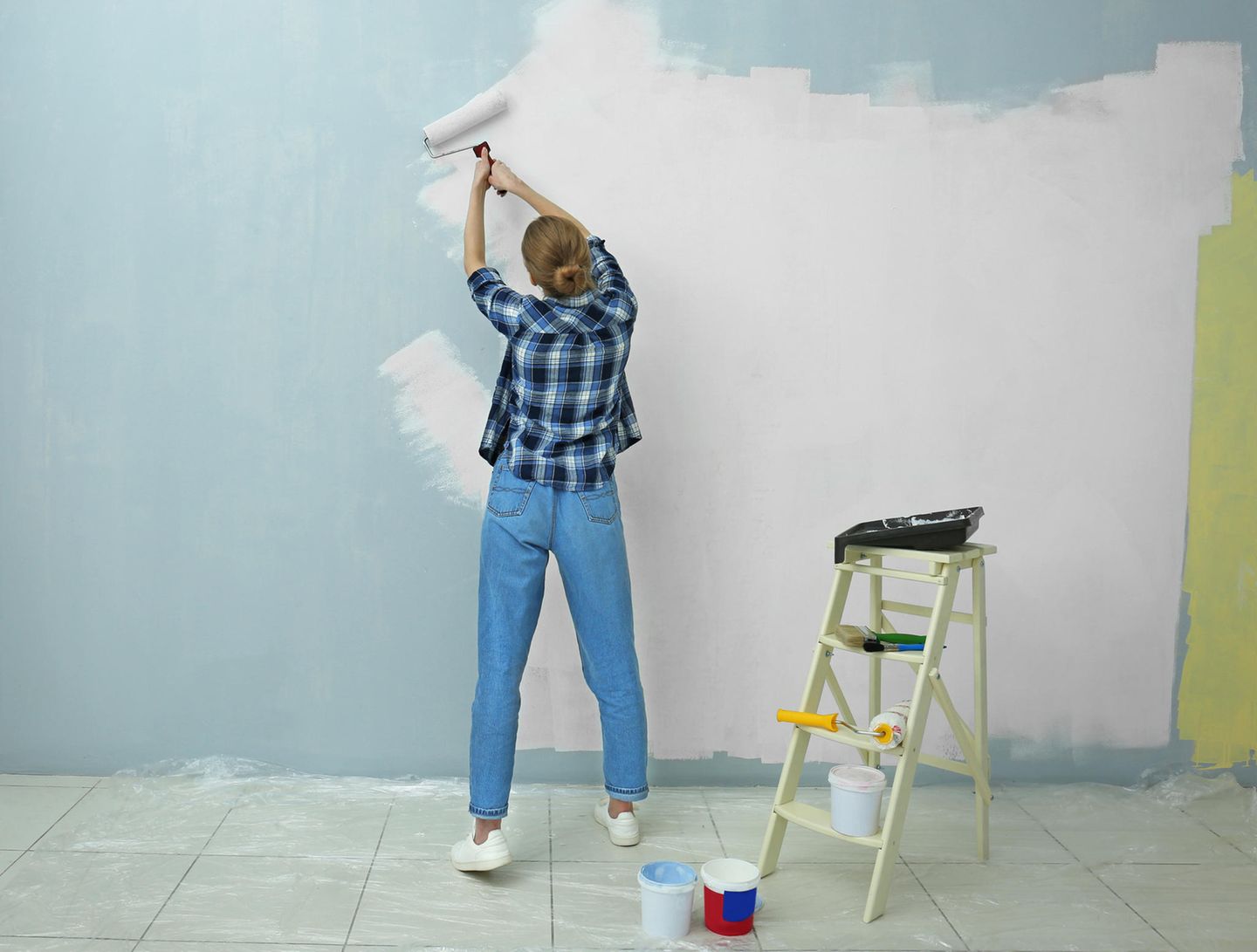 Liebeskummertipps der Redaktion: Eine Frau streicht eine Wand