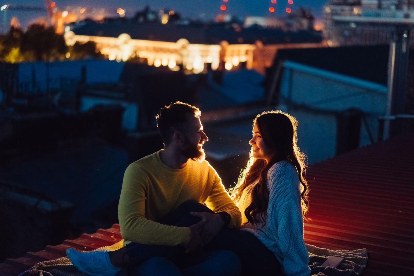 Beziehung auffrischen: Ein Pärchen bei einem romantischen Date