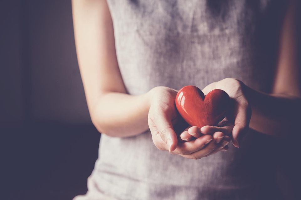 Spenden leicht gemacht: Frau hält Herz in ihren Händen