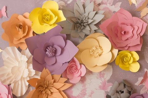 Basteln mit Papier: Papierblumen in verschiedenen Farben
