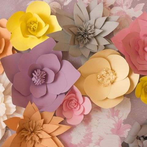 Basteln mit Papier: Papierblumen in verschiedenen Farben
