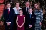 Weihnachten bei den Royals: Belgische Königsfamilie vor einem Weihnachtsbaum