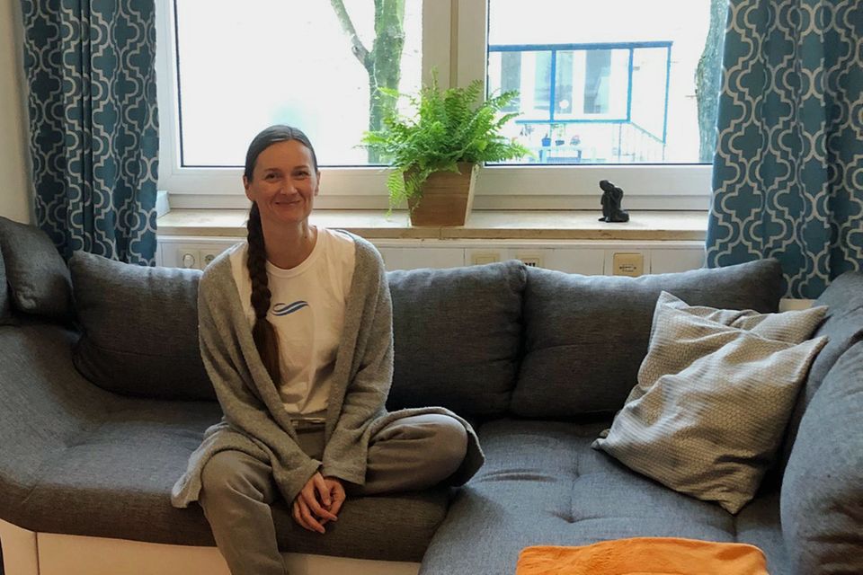 Kuscheltherapie: Kuscheltherapeutin Alexandra auf dem Sofa