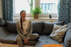 Kuscheltherapie: Erfahrungsbericht Kuscheltherapie: Kuscheltherapeutin Alexandra auf dem Sofa