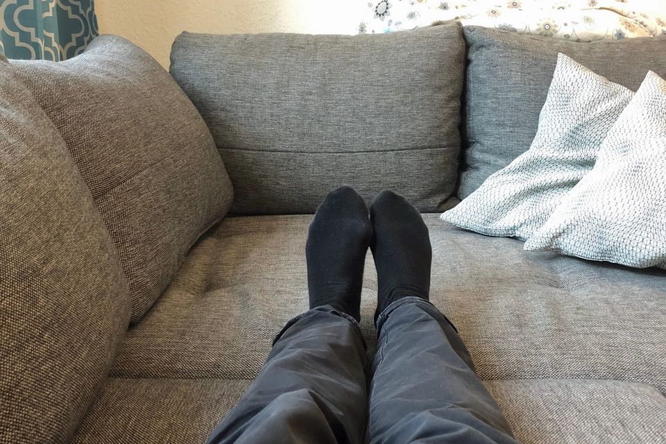 Kuscheltherapie: Die ausgestreckten Beine der Autorin auf der Couch
