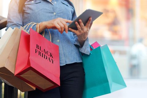 Black Friday 2019: Frau mit diversen Einkaufstüten
