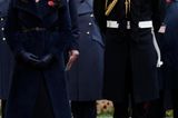 Zu den Feierlichkeiten im Rahmen des Remembrance Days in der Londoner Westminster Abbey entschied sich Herzogin Meghan für einen eleganten Look in Dunkelblau. Besonderer Hingucker ist der de weiche Teddymantel von  Sentaler, der mit einem schmalen Ledergürtel auf Figur gebunden wird.
