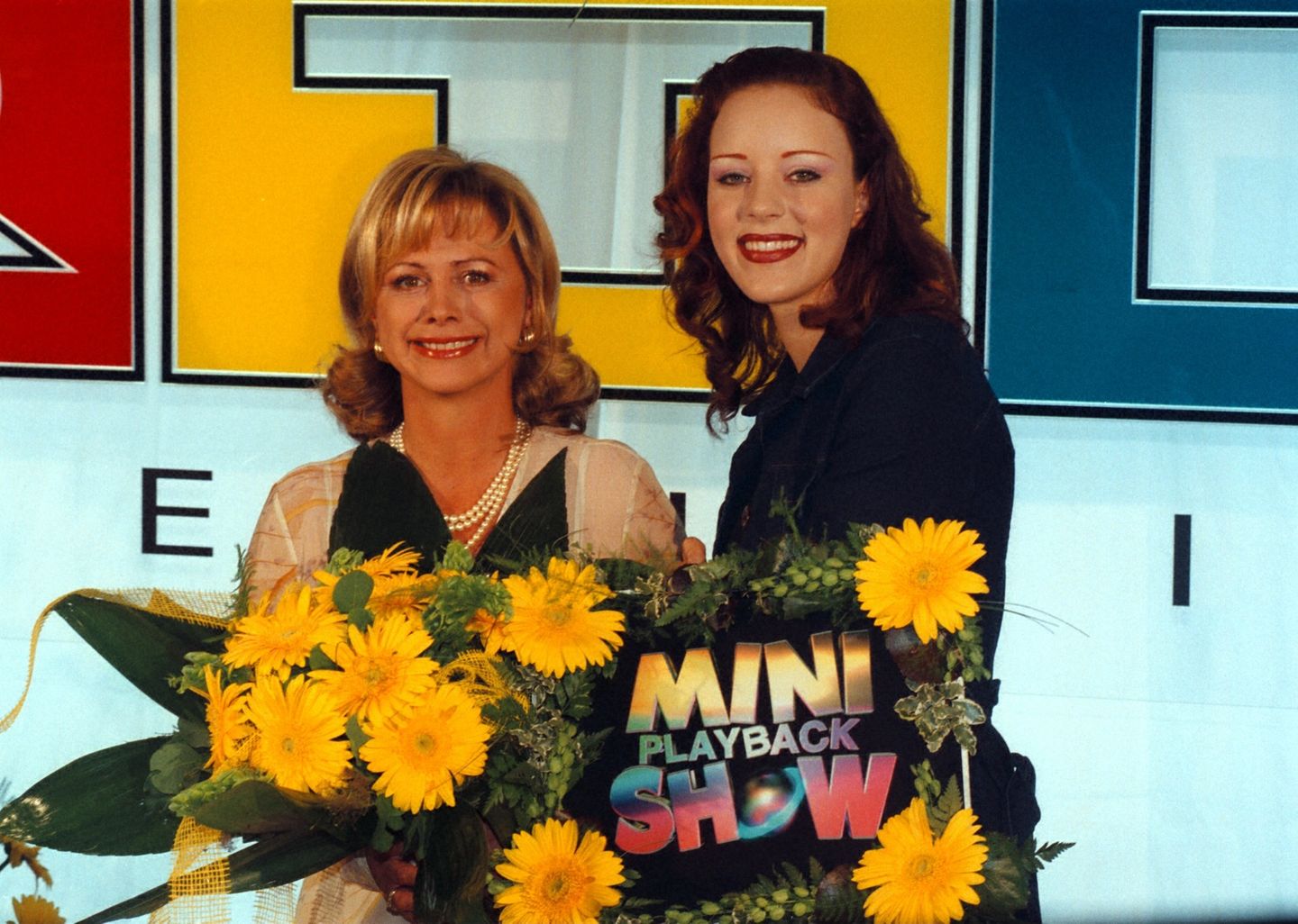 90er Moderatorinnen: Marijke Amado mit Blümchen