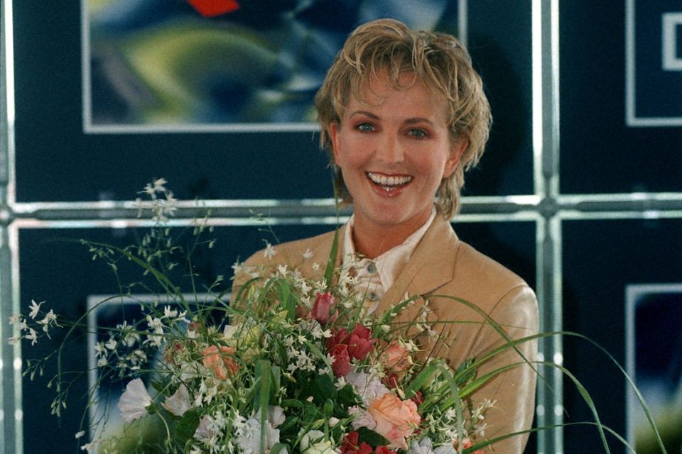 90er Moderatorinnen: Ulla Kock am Brink mit Blumen