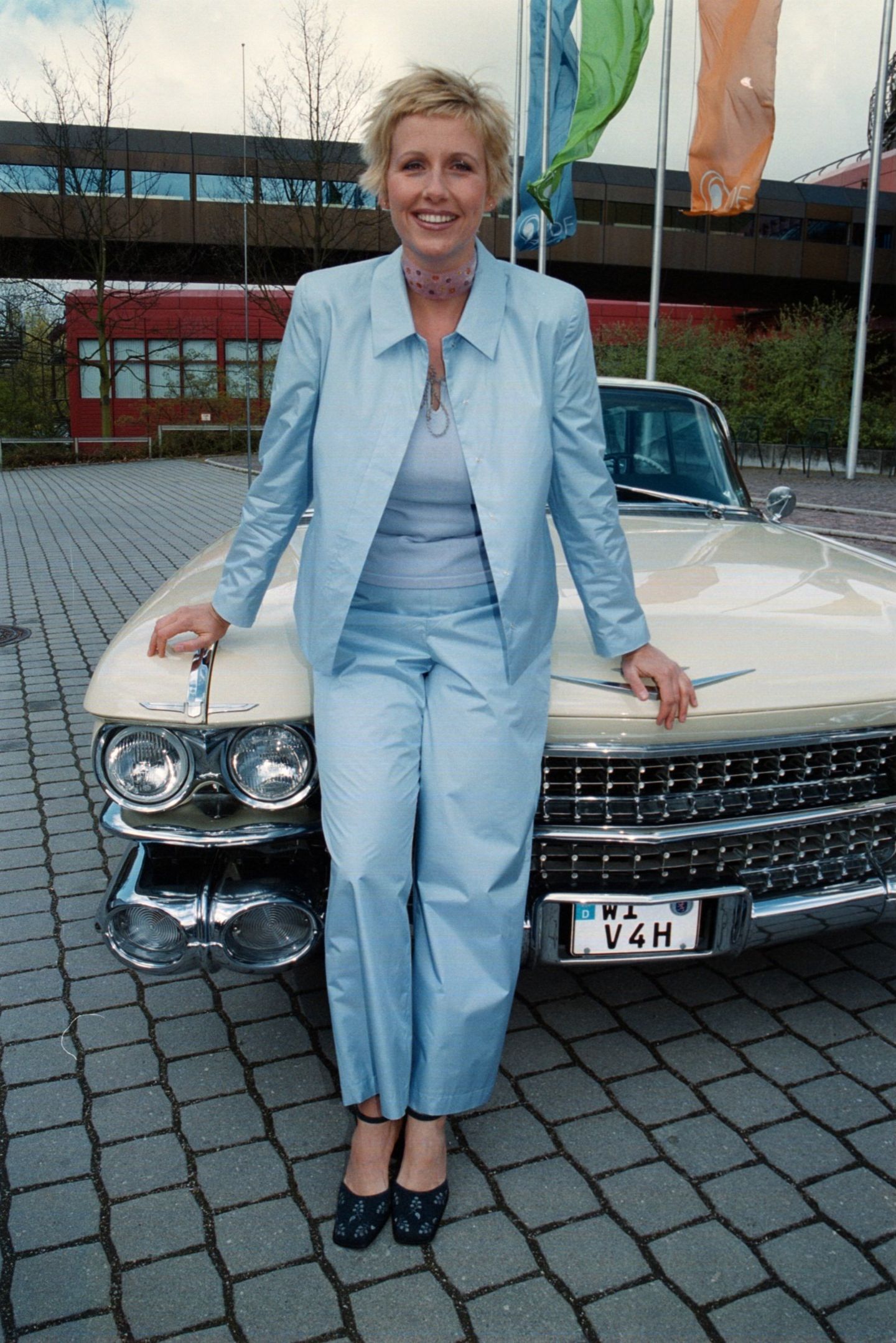 90er Moderatorinnen: Andrea Kiewel sitzt auf einem Auto