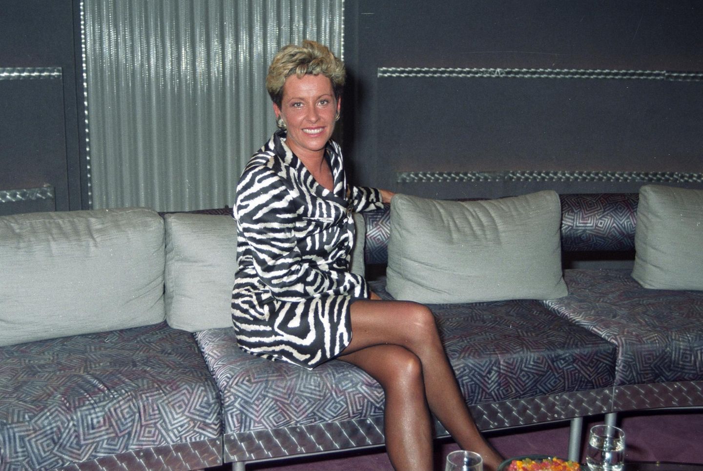 90er Moderatorinnen: Margarethe Schreinemakers sitzt auf der Couch