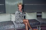 90er Moderatorinnen: Margarethe Schreinemakers sitzt auf der Couch