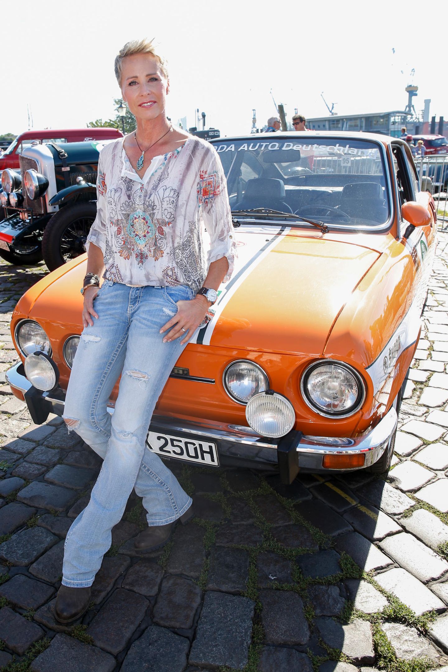 90er Moderatorinnen: Sonja Zietlow sitzt auf einem Auto