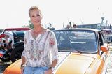 90er Moderatorinnen: Sonja Zietlow sitzt auf einem Auto