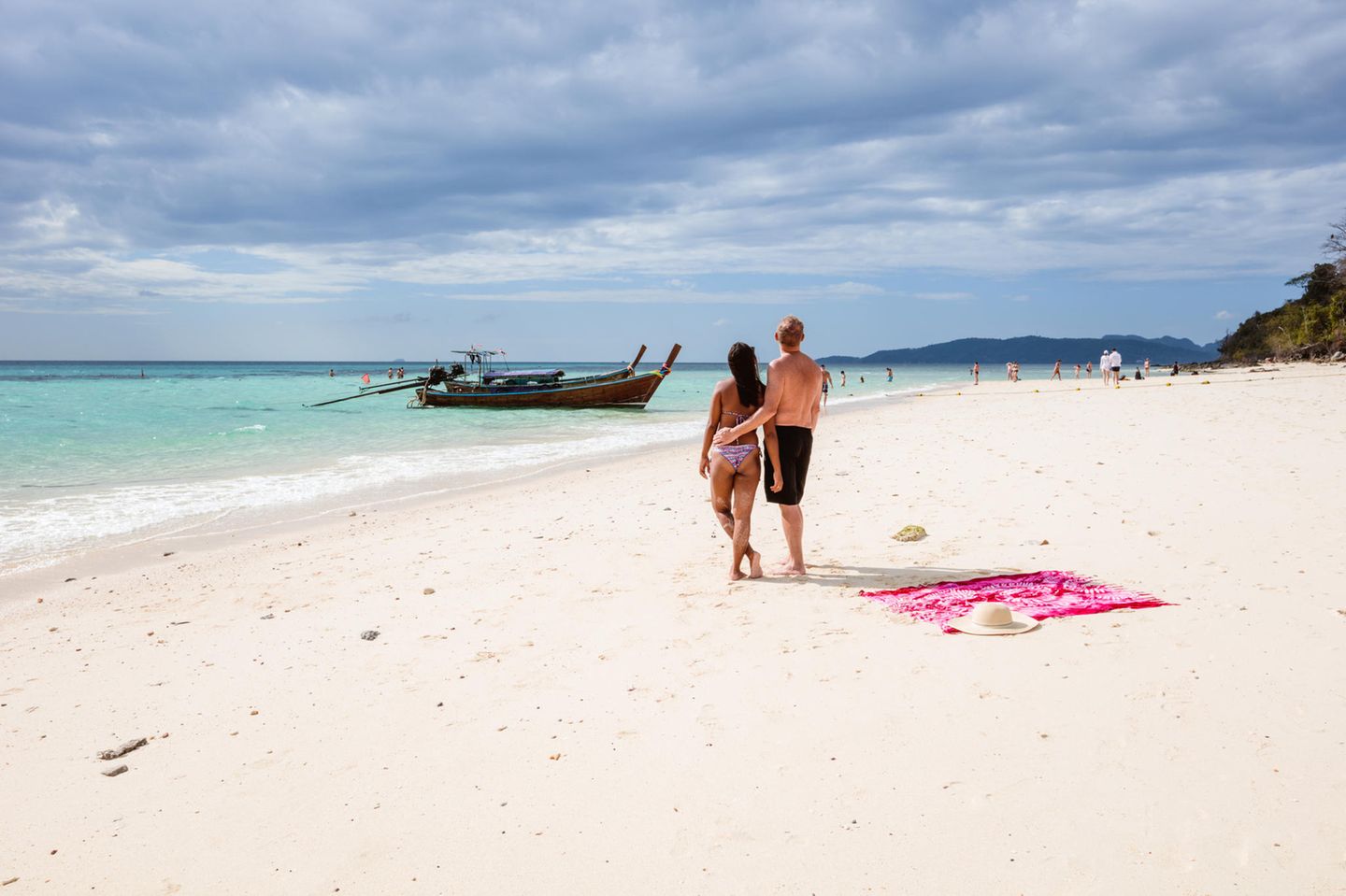 Sextourismus in Thailand - wenn Papa eine Thailänderin heiraten will: Paar am Strand
