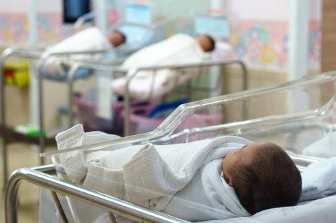 Herzlos! Eltern lassen krankes Baby in Klink zurück und tauchen unter