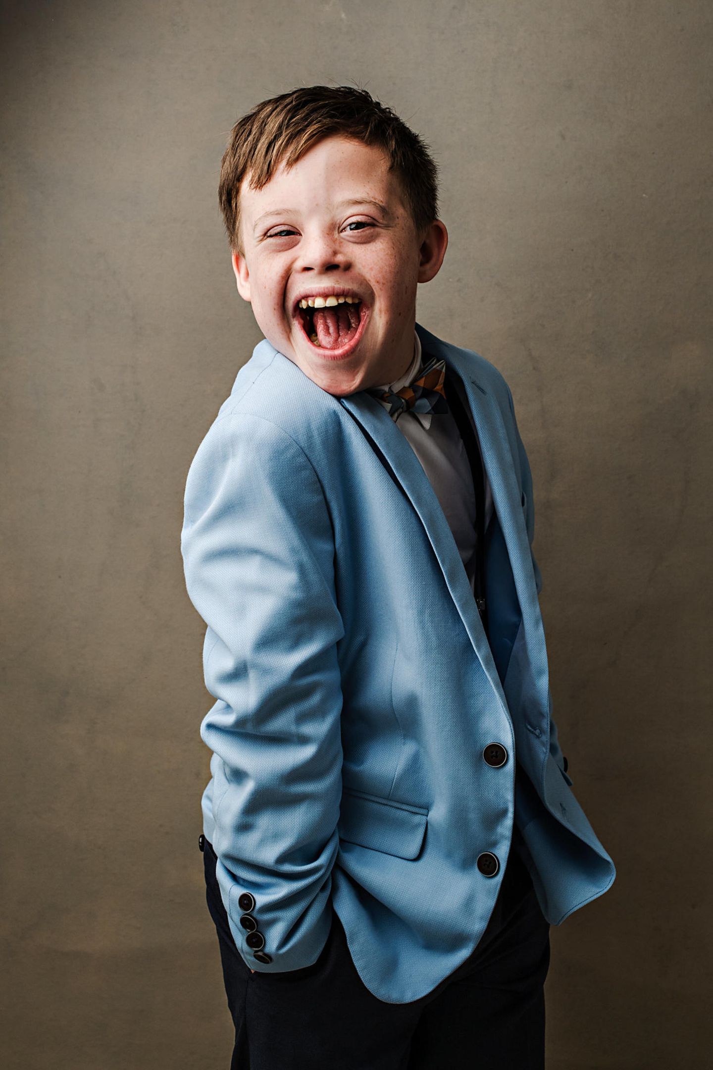 Down-Syndrom: Junge schaut in die Kamera und lacht