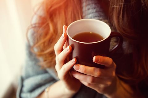 Tee trinken: Frau hält Teetasse