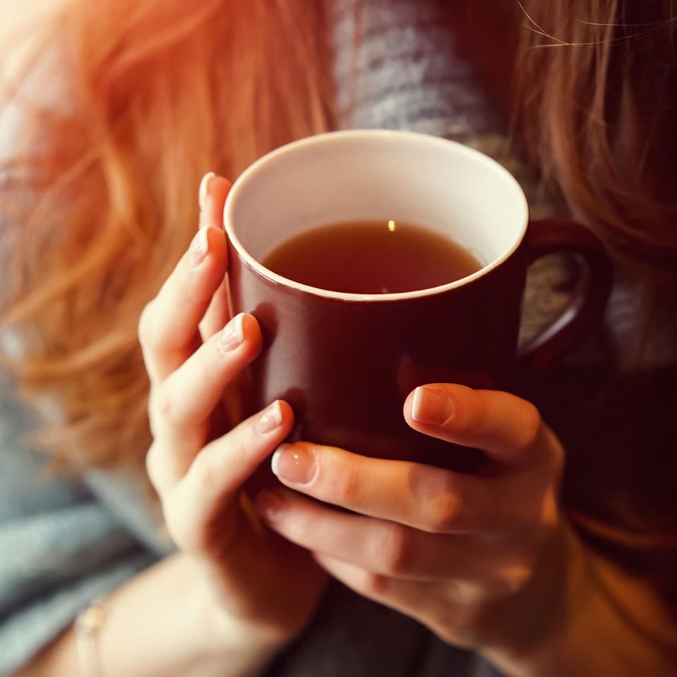 Tee trinken: Frau hält Teetasse