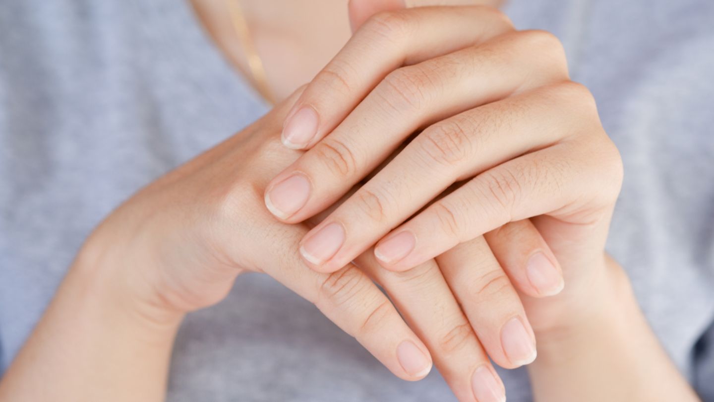 Langsrillen Bei Fingernageln Das Steckt Wirklich Dahinter Brigitte De