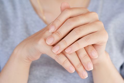 Längsrillen bei Fingernägeln: Frauenhände