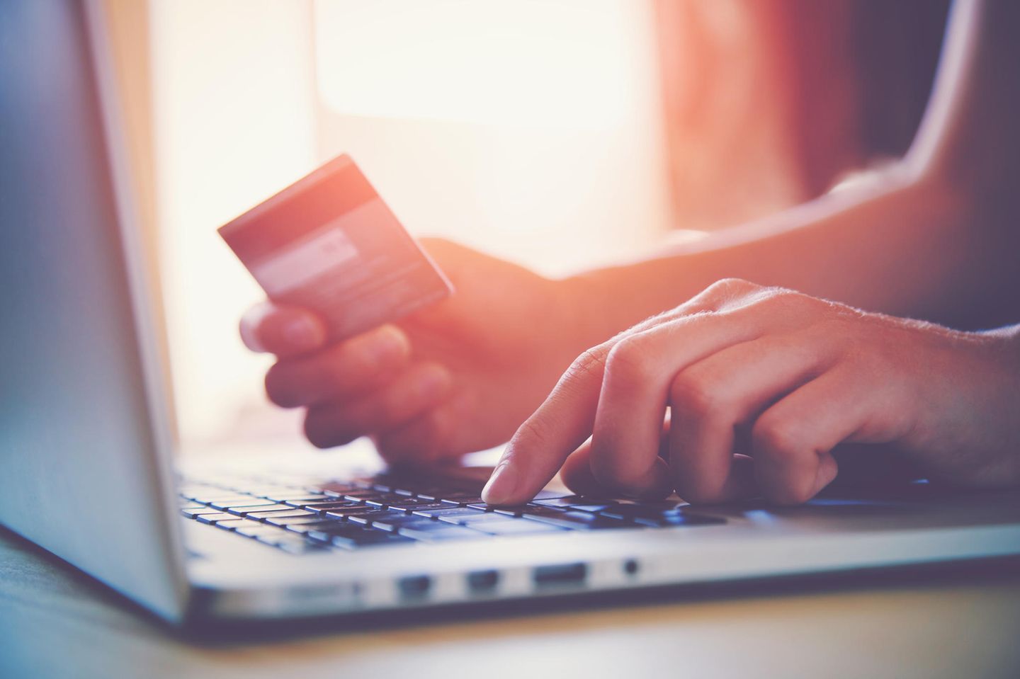 Cyber Monday 2019: Online-Shopping vor dem Computer