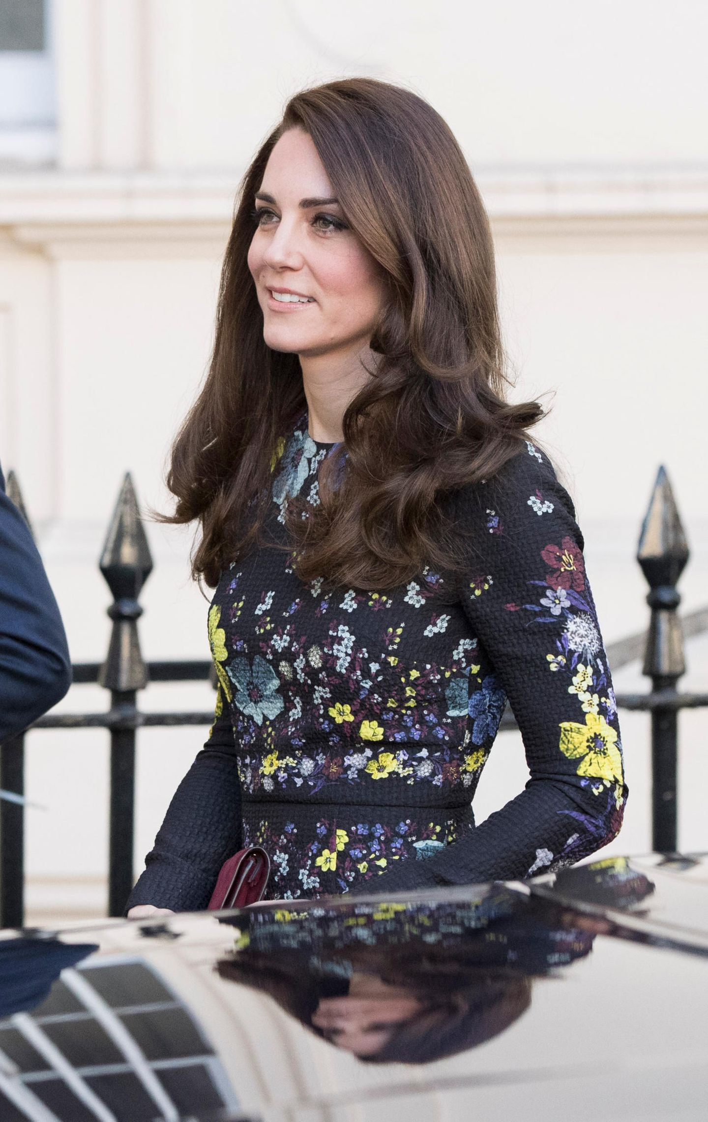 Haarfarben der Royals: Kate Middleton vor einem Auto