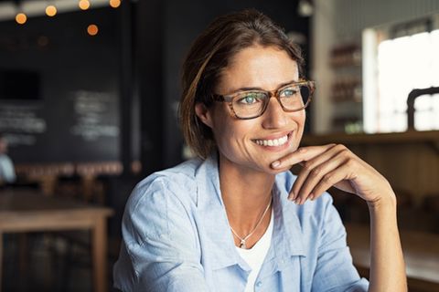 Braindump: Frau mit Brille sitzt in Cafe