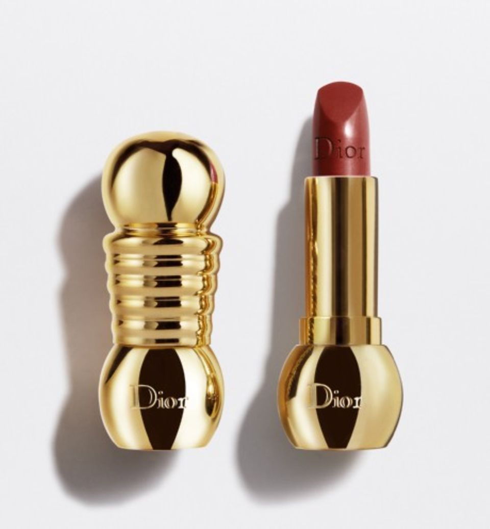 Rote Lippen soll man küssen – erst recht, wenn der Lippenstift danach noch immer aussieht wie frisch aufgetragen. Mit dem Haute-Couture-Lipstick "Diorific" von Dior ist das garantiert. Um 40 Euro.