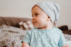 Mütze nähen - so geht‘s Geschenke nähen: Baby mit Jersey-Mütze
