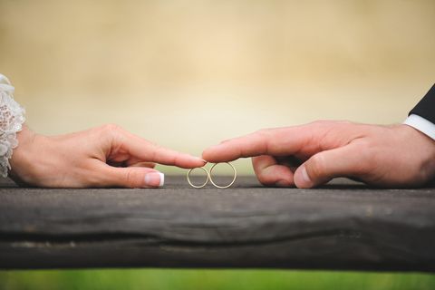 Whisper: Eine Männerhand und eine Frauenhand rollen je einen Ehering über den Tisch