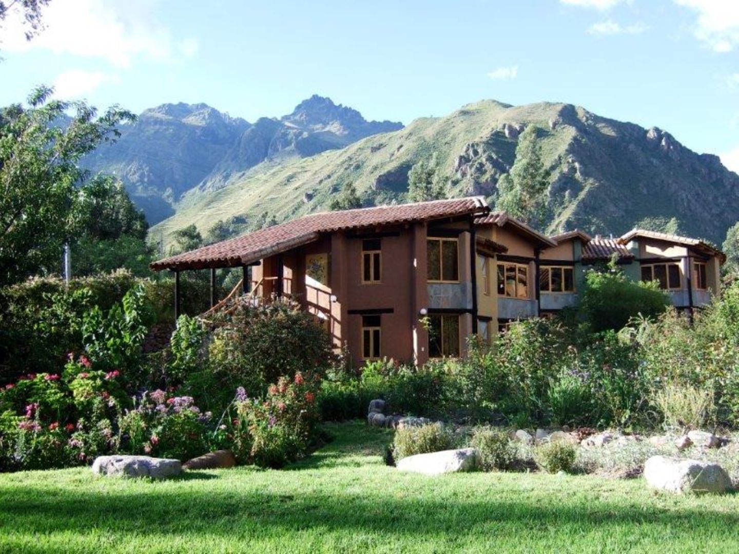 Wllka T’ika ist ein luxuriöses Garten-Retreat in Perus Heiligem Tal zwischen Cusco und Aguas Calientes (Machu Picchu). Das Anwesen wurde in Harmonie mit seiner natürlichen Umgebung von der Eigentümerin zusammen mit Einheimschen erbaut, die heute noch dort arbeiten. Die meisten Zutaten der vegetarischen Gourmet-Küche wachsen in den umliegenden Gärten, die auch für Yoga und Meditation genutzt werden können (DZ ab 170 Euro).      Yoga- und Meditation-Studios  Willka T’ika verfügt über zwei Hallen für Yoga und Meditation. Die Studios sind vom Sonnenlicht durchflutet und können bis zu 55 Menschen aufnehmen. O  Aktivitäten  Die umgebenden Berge bieten sehr gute Möglichkeiten zum Wandern, Reiten, River Rafting, kulturellen Unternehmungen und vielem mehr. Zahlreiche spirituelle Plätze der Inkas befinden sich in der Umgebung von Willka T’ika und machen den Ort zu einem perfekten Ausgangspunkt, um das Heilige Tal zu besuchen.