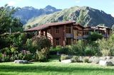 Wllka T’ika ist ein luxuriöses Garten-Retreat in Perus Heiligem Tal zwischen Cusco und Aguas Calientes (Machu Picchu). Das Anwesen wurde in Harmonie mit seiner natürlichen Umgebung von der Eigentümerin zusammen mit Einheimschen erbaut, die heute noch dort arbeiten. Die meisten Zutaten der vegetarischen Gourmet-Küche wachsen in den umliegenden Gärten, die auch für Yoga und Meditation genutzt werden können (DZ ab 170 Euro).      Yoga- und Meditation-Studios  Willka T’ika verfügt über zwei Hallen für Yoga und Meditation. Die Studios sind vom Sonnenlicht durchflutet und können bis zu 55 Menschen aufnehmen. O  Aktivitäten  Die umgebenden Berge bieten sehr gute Möglichkeiten zum Wandern, Reiten, River Rafting, kulturellen Unternehmungen und vielem mehr. Zahlreiche spirituelle Plätze der Inkas befinden sich in der Umgebung von Willka T’ika und machen den Ort zu einem perfekten Ausgangspunkt, um das Heilige Tal zu besuchen.