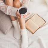 Buchtipps der Redaktion: Frau liest ein Buch