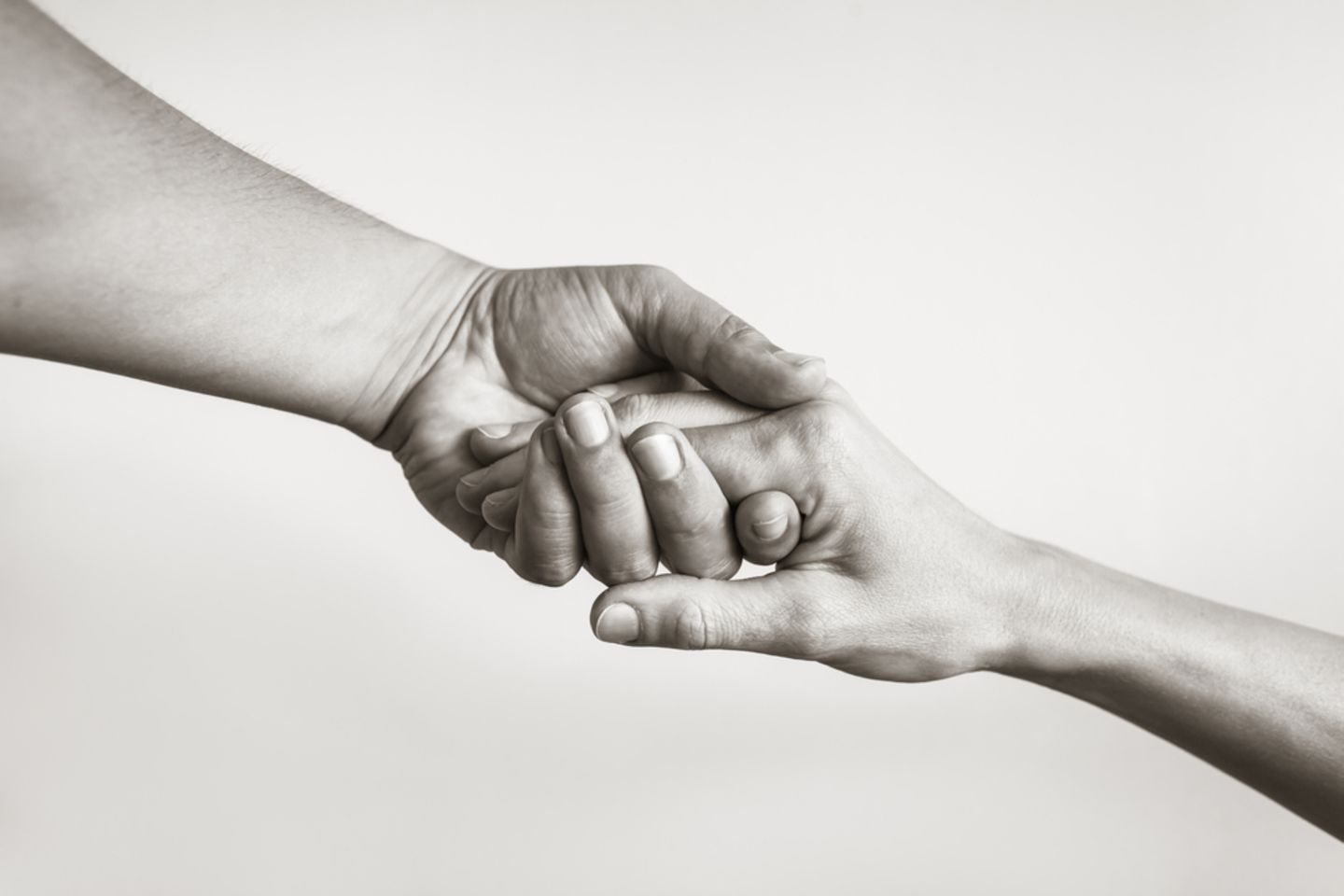 Trösten: Zwei Menschen halten ihre Hände